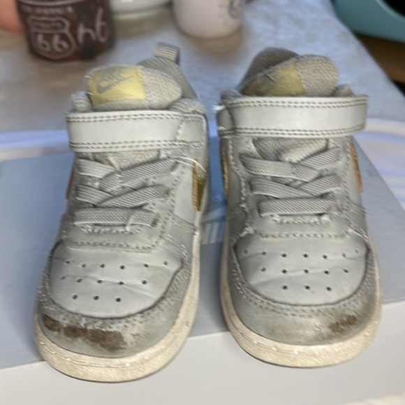 HP 🔥Nike Court Borough‎ Low 2’s: Sleek Style in Light Smoke Grey &Metallic Gold - Picture 2 of 9